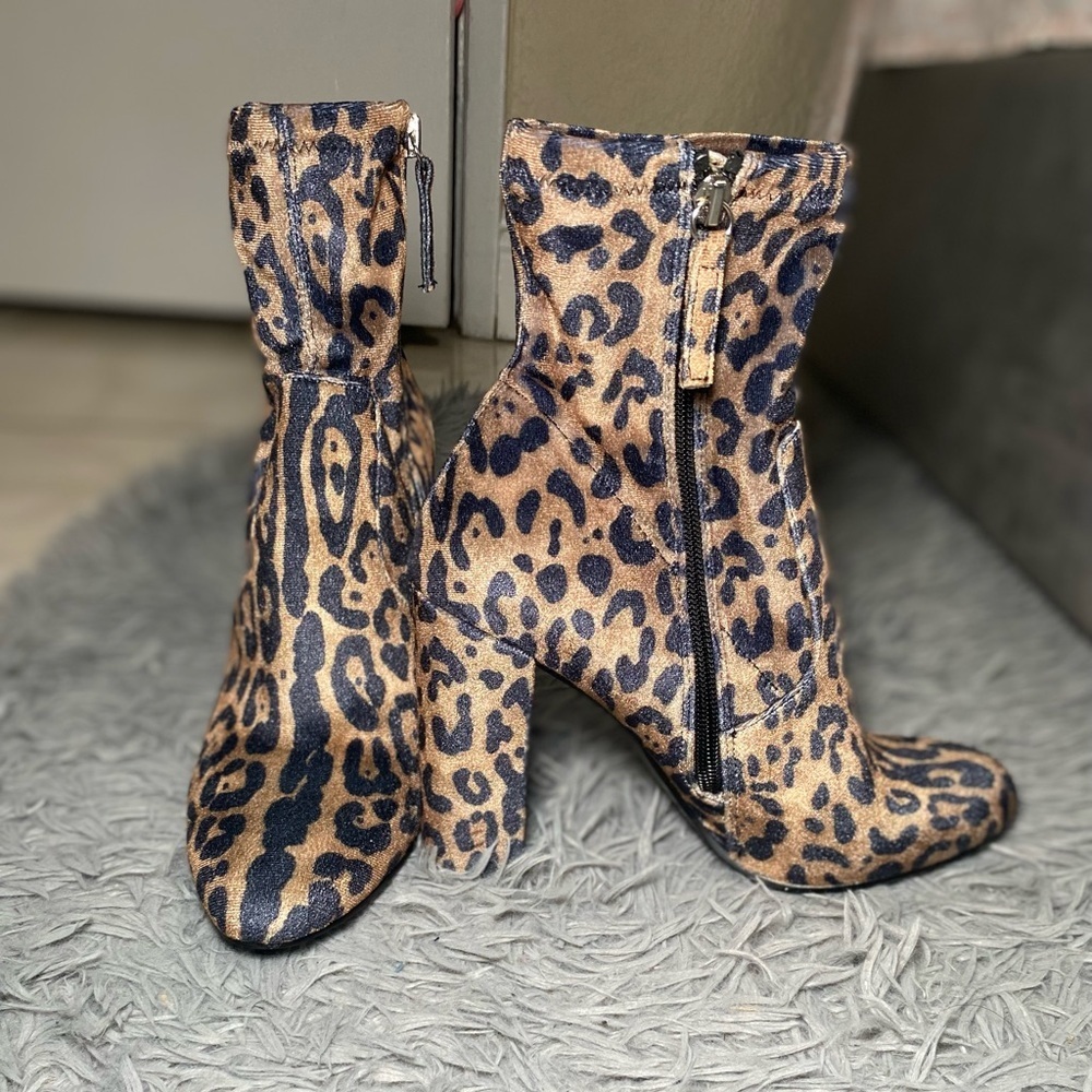 Steve Madden Edit Velvet Chunky Leopard Sock Booties in size 8.5. - Picture 11 of 12